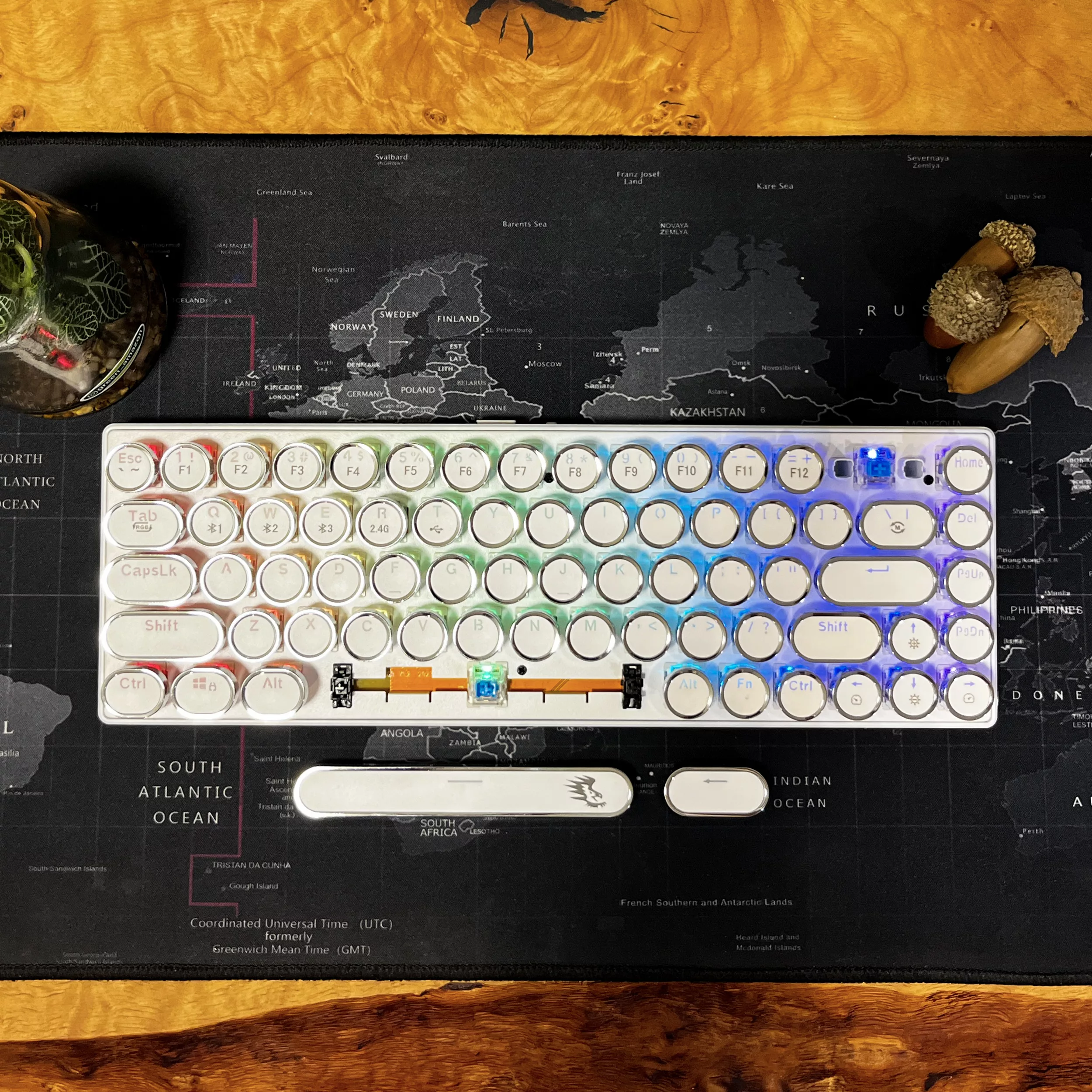 کیبورد بلوتوثی ی لاندار مدل k400 RGB