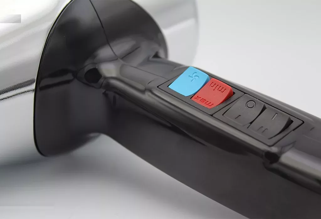 سشوار حرفه ای گوسونیک مدل GHD-229، موتور AC با توان مصرفی 1800 وات، دارای قابلیت باد سرد، فناوری تولید یون، وزن 892 گرم، تنظیم حرارت 3 حالته و کنترل سرعت 2 حالته، به همراه 1 عدد سری متمرکزکننده