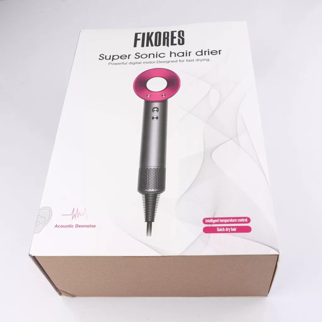 سشوار حرفهای فیکورس مدل سوپرسونیک، موتور AC با توان مصرفی 1600 وات، دارای قابلیت باد سرد، قابلیت تعویض سری، دارای سیم گردان، با حالت صافکننده و حجمدهنده، وزن 1200 گرم، تنظیم حرارت 3 حالته و کنترل سرعت 3 حالته، به همراه دیسپانسر و 5 عدد سری متمرکزکننده