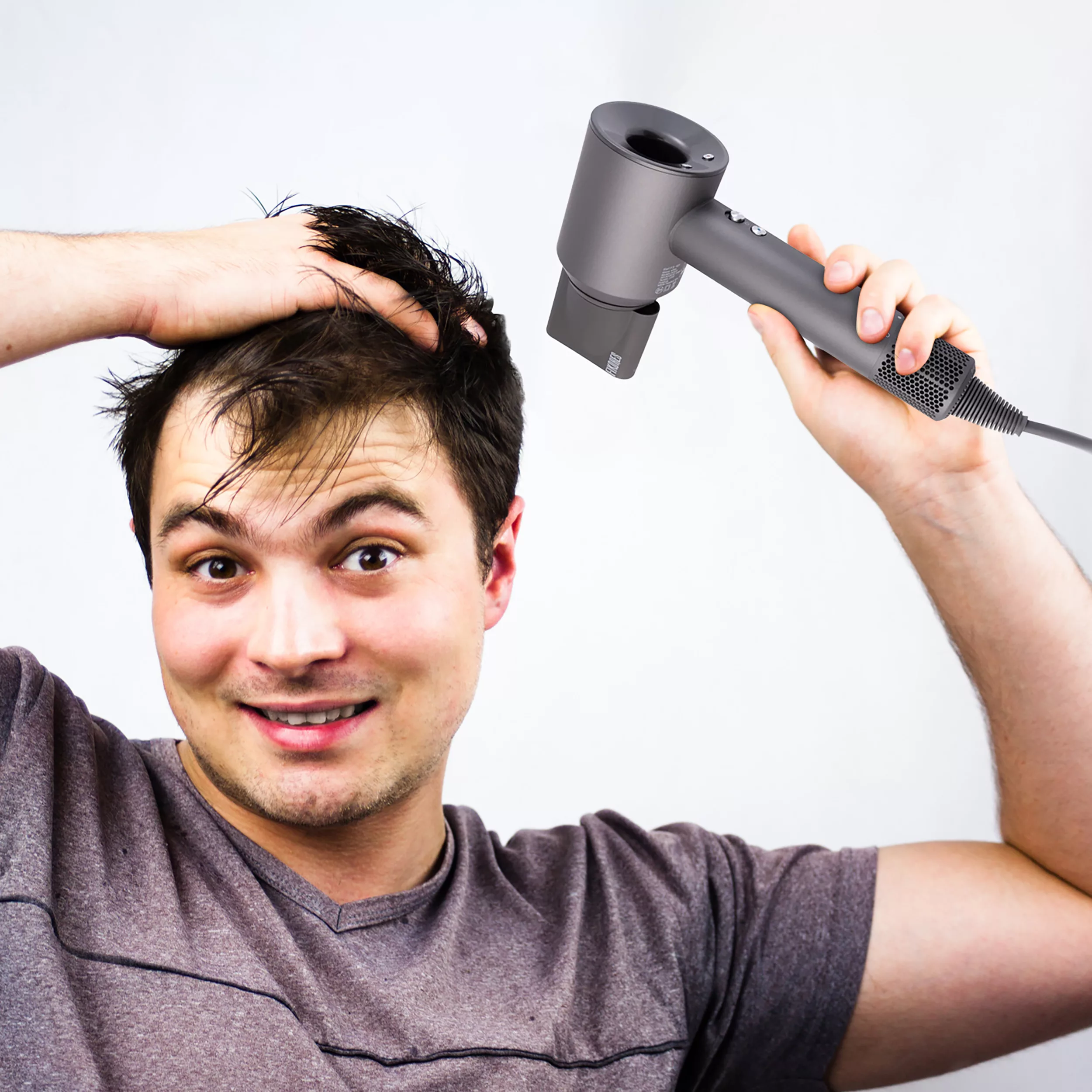 سشوار حرفهای فیکورس مدل سوپرسونیک، موتور AC با توان مصرفی 1600 وات، دارای قابلیت باد سرد، قابلیت تعویض سری، دارای سیم گردان، با حالت صافکننده و حجمدهنده، وزن 1200 گرم، تنظیم حرارت 3 حالته و کنترل سرعت 3 حالته، به همراه دیسپانسر و 5 عدد سری متمرکزکننده