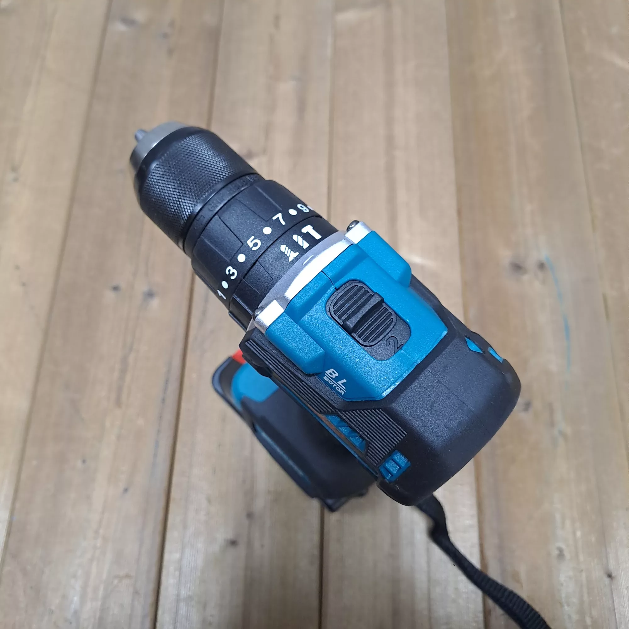 دریل شارژی چکشی براشلس صنعتی باس مدل LIFE _ STYLE مجموعه 28 عددی