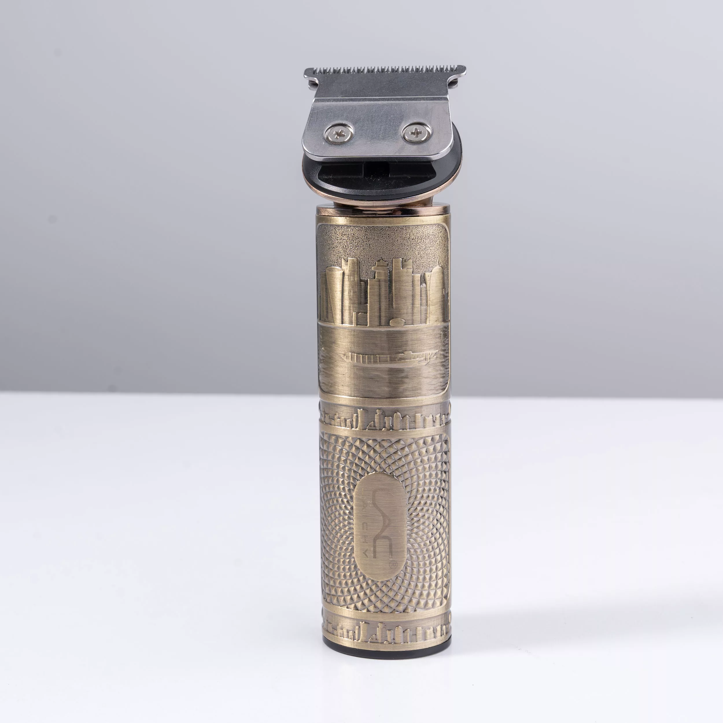 ماشین اصلاح موی سر و صورت لایچی مدل L-914، اصلاح به صورت صفر زن، خط زن، عملکرد توربو، نمایش وضعیت باتری، منبع انرژی با کابل USB، تکنولوژی اصلاح به صورت تریم، مدت زمان شارژ 120 دقیقه و مدت زمان استفاده پس از شارژ 100 دقیقه، به‌همراه کابل شارژ USB