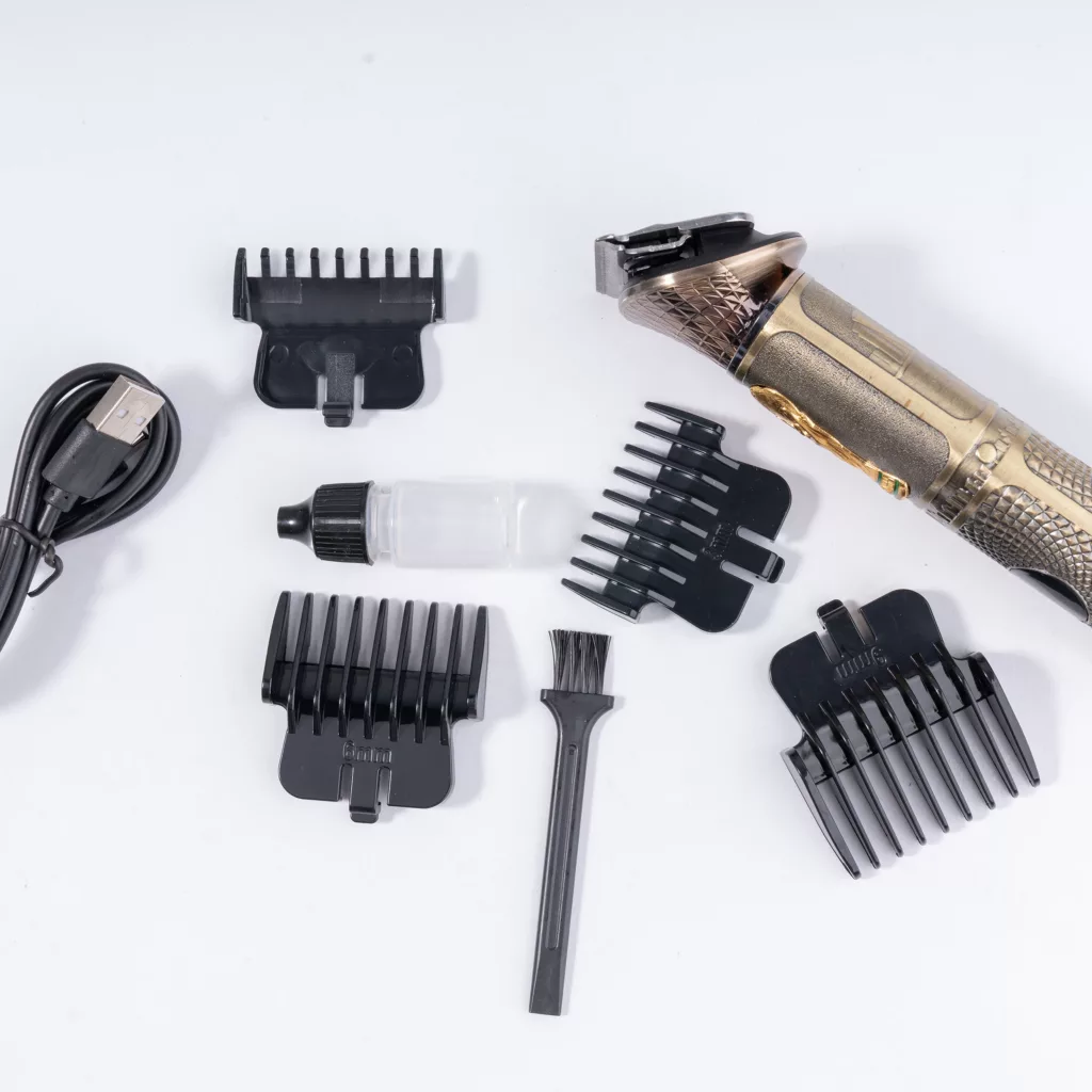 ماشین اصلاح موی سر و صورت لایچی مدل L-914، اصلاح به صورت صفر زن، خط زن، عملکرد توربو، نمایش وضعیت باتری، منبع انرژی با کابل USB، تکنولوژی اصلاح به صورت تریم، مدت زمان شارژ 120 دقیقه و مدت زمان استفاده پس از شارژ 100 دقیقه، به‌همراه کابل شارژ USB