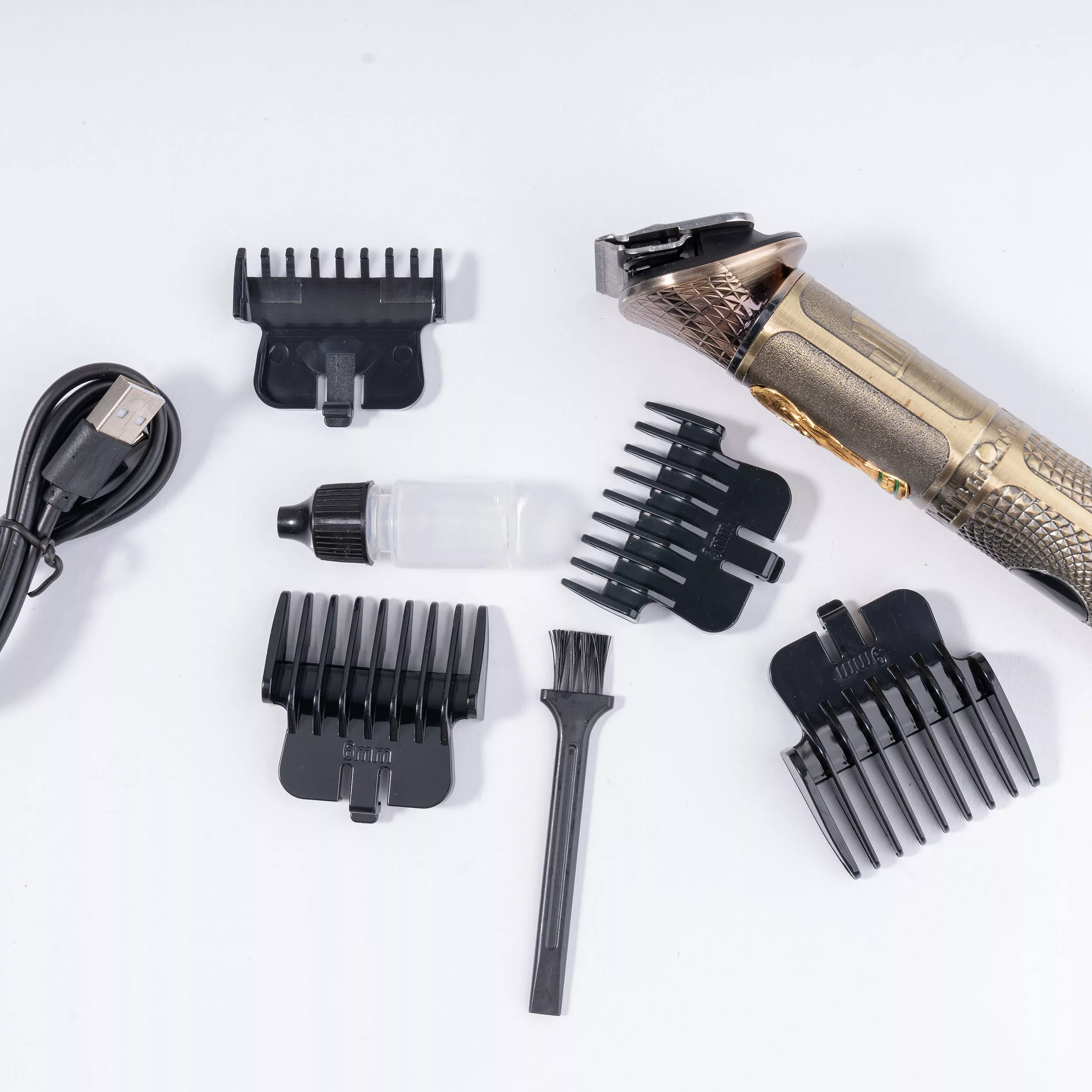 ماشین اصلاح موی سر و صورت لایچی مدل L-914، اصلاح به صورت صفر زن، خط زن، عملکرد توربو، نمایش وضعیت باتری، منبع انرژی با کابل USB، تکنولوژی اصلاح به صورت تریم، مدت زمان شارژ 120 دقیقه و مدت زمان استفاده پس از شارژ 100 دقیقه، به‌همراه کابل شارژ USB