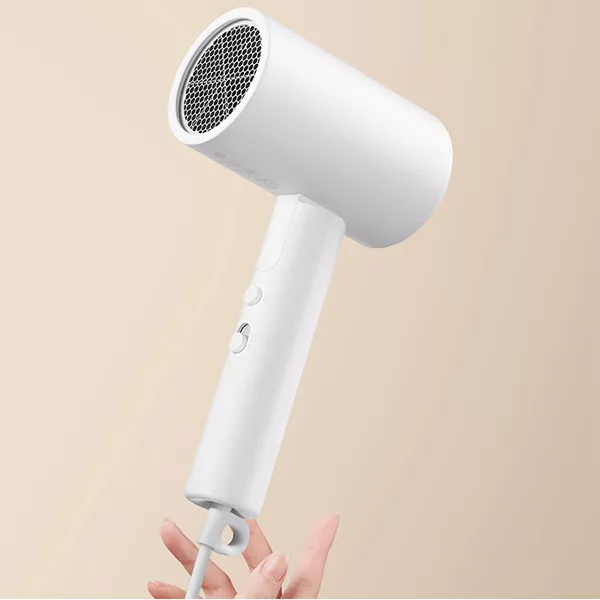 سشوار مسافرتی خانگی میجیا مدل H101، موتور AC با توان مصرفی 1600 وات، دارای قابلیت باد سرد، دارای حلقه آویختن، با حالت صاف‌کننده و حجم‌دهنده، وزن 500 گرم، تنظیم حرارت 2 حالته و کنترل سرعت 2 حالته، به همراه 1 عدد سری متمرکزکننده باریک