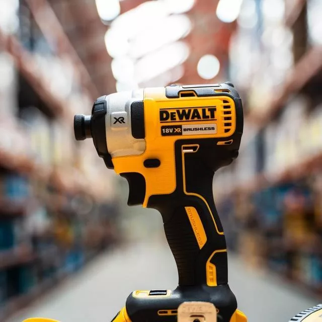 دریل پیچ گوشتی چکشی شارژی دیوالت مدل DCF887P2 - A 18V