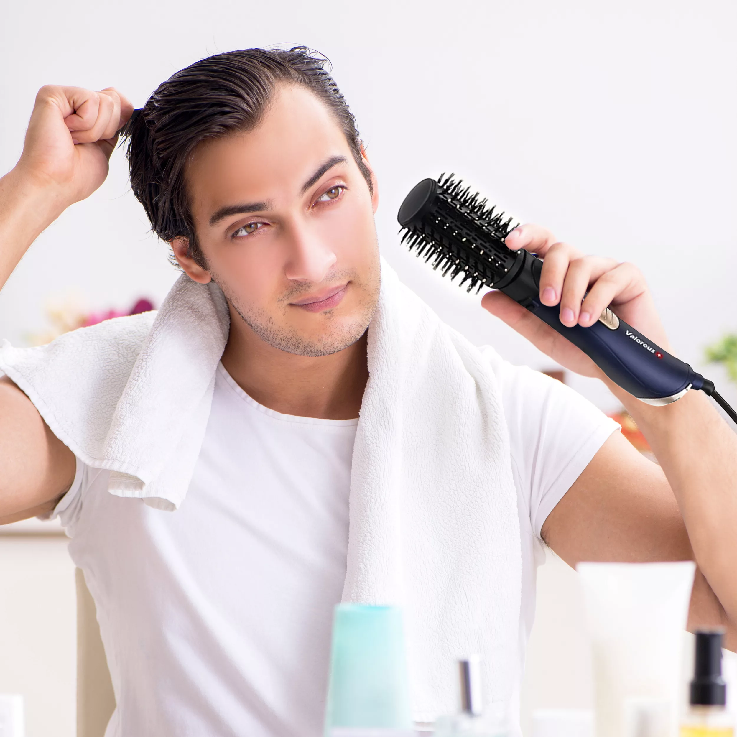 سشوار برس‌دار چرخشی حرفه‌ای والوروس مدل VL-508، موتور AC با توان مصرفی 1200 وات، دارای قابلیت تعویض سری، طراحی ارگونومیک، دارای سیم گردان، با حالت صاف‌کننده و فرکننده، وزن 950 گرم، تنظیم حرارت 2 حالته و کنترل سرعت 2 حالته، به همراه 3 سری برس‌دار