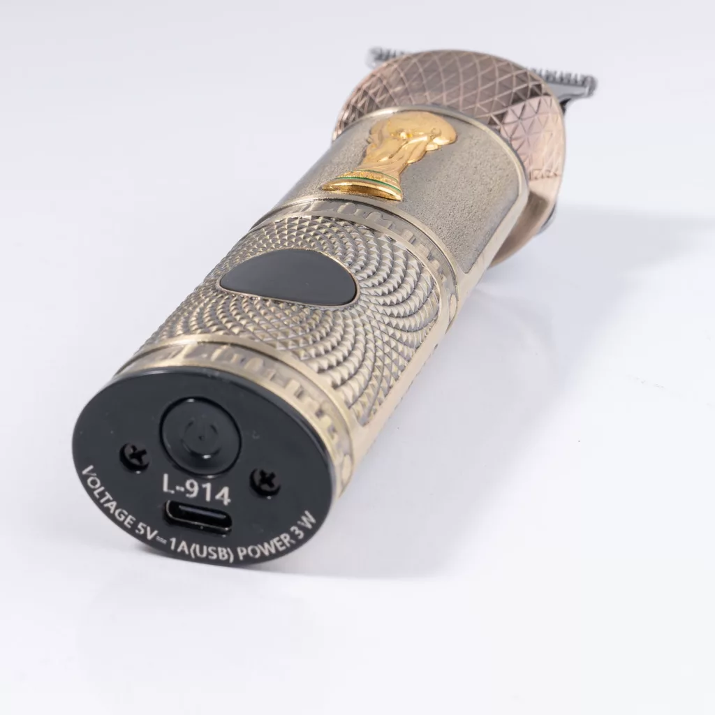 ماشین اصلاح موی سر و صورت لایچی مدل L-914، اصلاح به صورت صفر زن، خط زن، عملکرد توربو، نمایش وضعیت باتری، منبع انرژی با کابل USB، تکنولوژی اصلاح به صورت تریم، مدت زمان شارژ 120 دقیقه و مدت زمان استفاده پس از شارژ 100 دقیقه، به‌همراه کابل شارژ USB