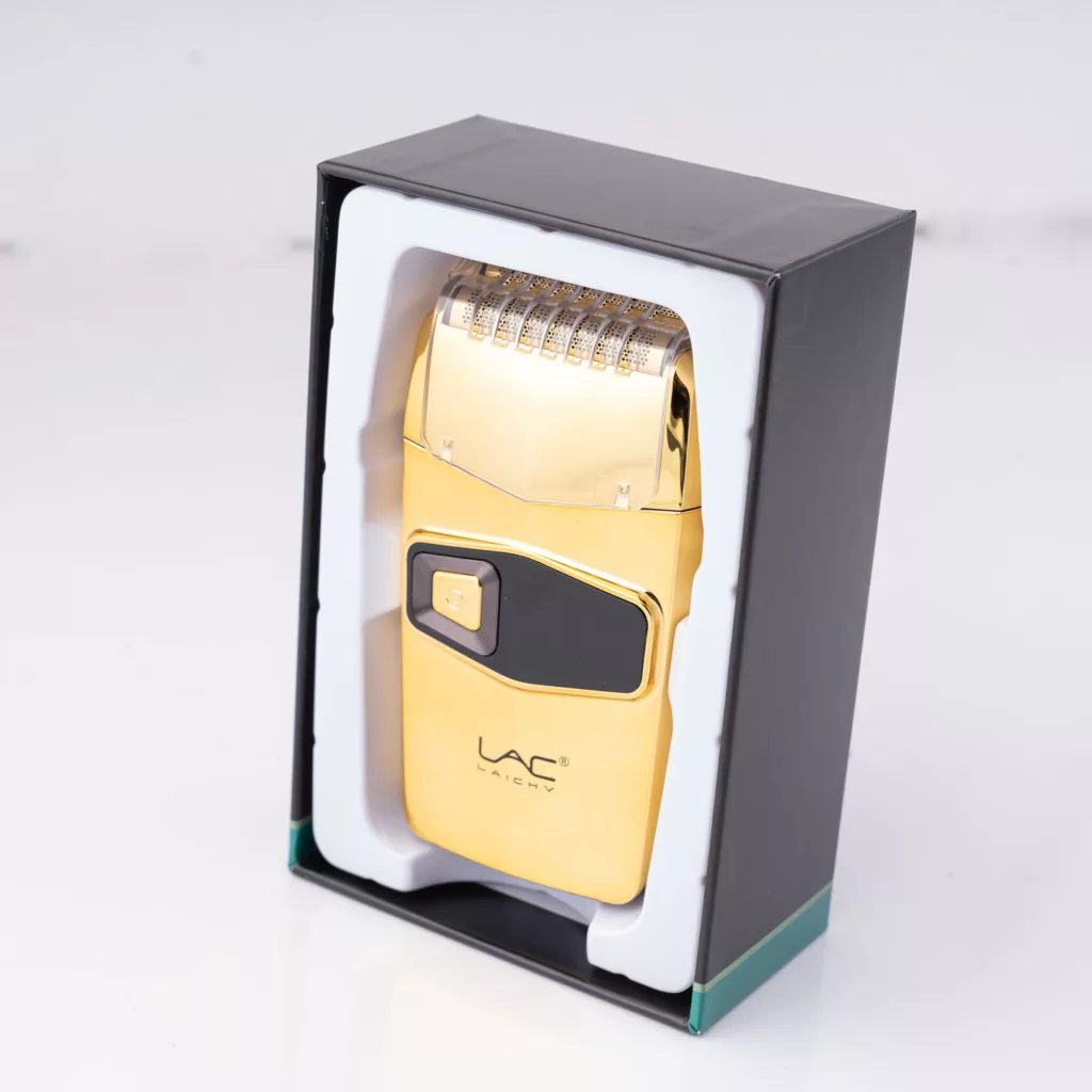 ماشین اصلاح موی صورت لایچی مدل L-801، اصلاح به صورت صفر زن، با قابلیت نمایش وضعیت باتری، تکنولوژی اصلاح به صورت شیو فویلی، اندازه اصلاح ، مدت زمان شارژ 120 دقیقه و مدت زمان استفاده پس از شارژ 90 دقیقه، دارای صفحه نمایش LED نشانگر وضعیت باتری