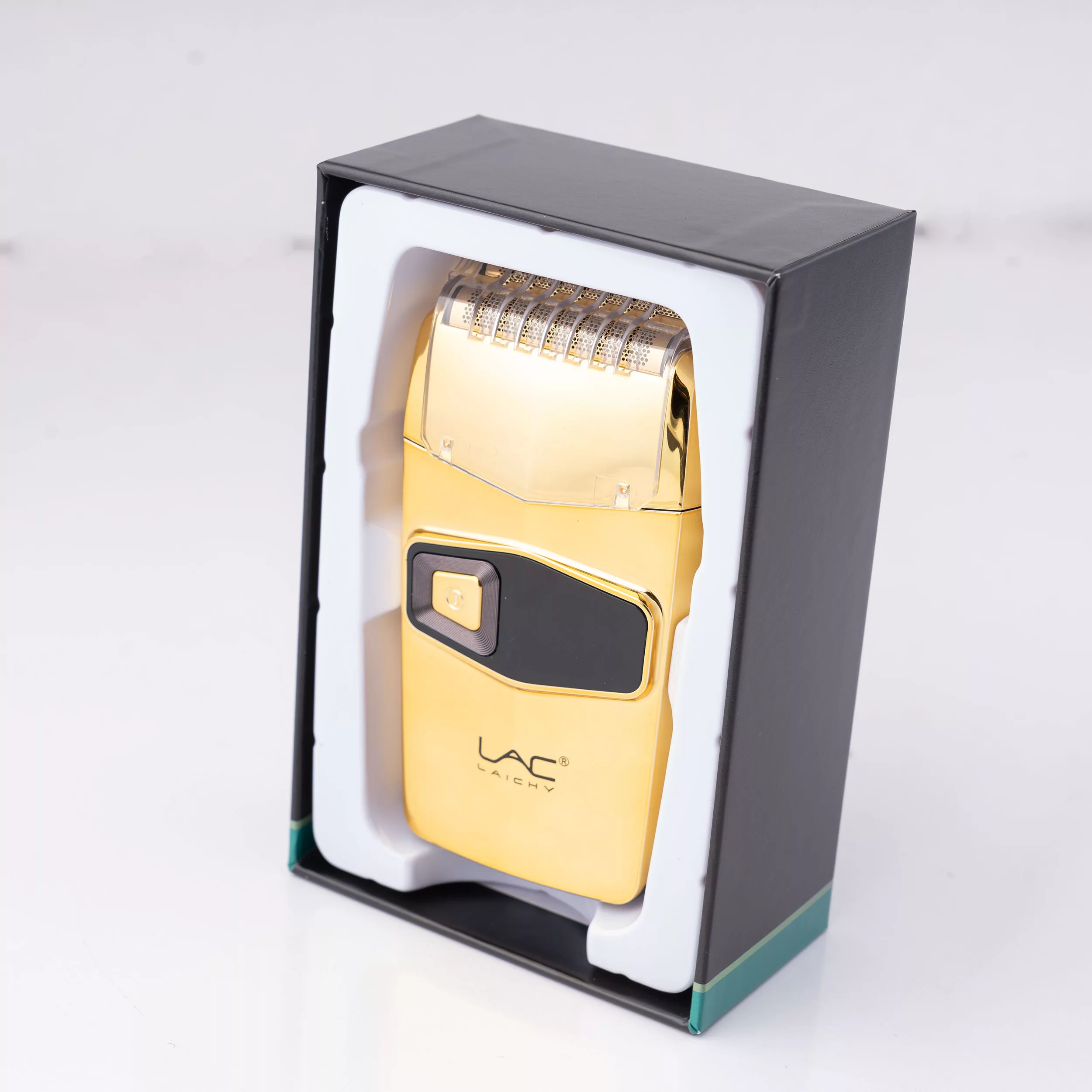 ماشین اصلاح موی صورت لایچی مدل L-801، اصلاح به صورت صفر زن، با قابلیت نمایش وضعیت باتری، تکنولوژی اصلاح به صورت شیو فویلی، اندازه اصلاح ، مدت زمان شارژ 120 دقیقه و مدت زمان استفاده پس از شارژ 90 دقیقه، دارای صفحه نمایش LED نشانگر وضعیت باتری