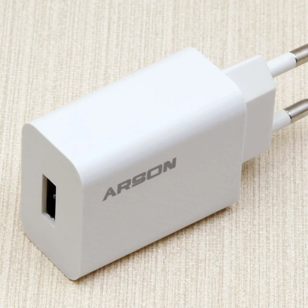 شارژر دیواری آرسون مدل AN-17 به همراه کابل تبدیل لایتنینگ