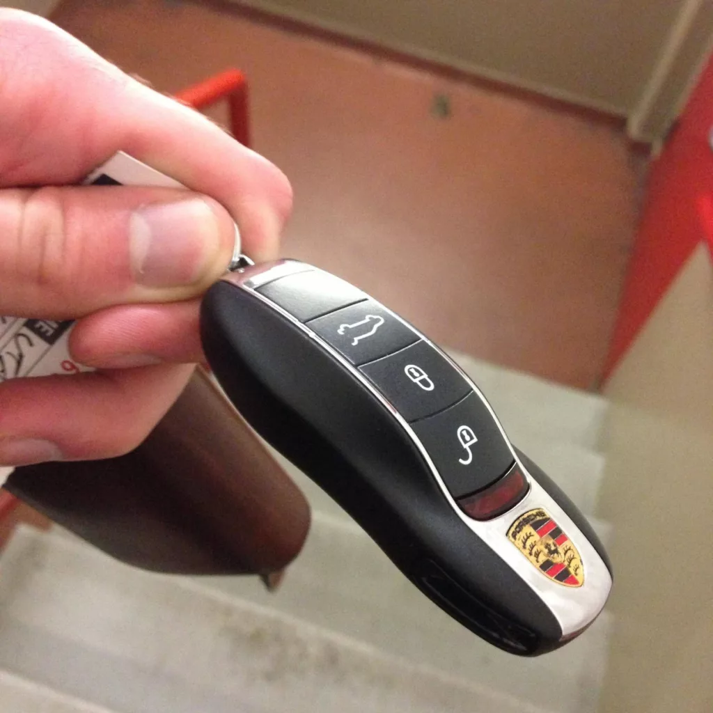 فلش مموری طرح ریموت پورشه مدل Ultita -PR01 ظرفیت 8 گیگابایت