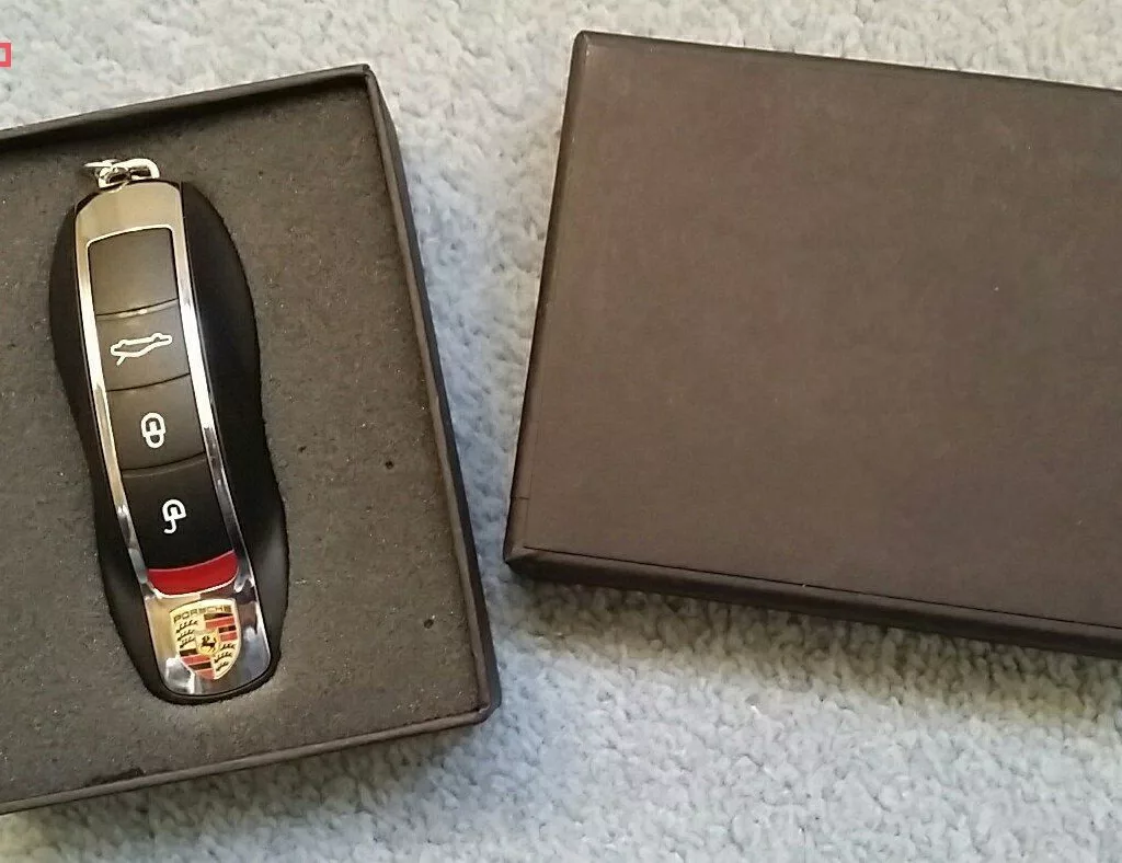 فلش مموری طرح ریموت پورشه مدل Ultita -PR01 ظرفیت 8 گیگابایت