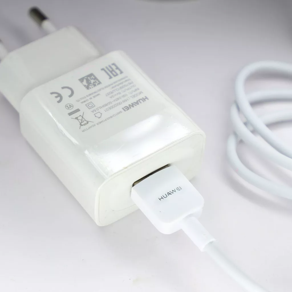 شارژر دیواری مدل HW-050200E01 به همراه کابل تبدیل microUSB