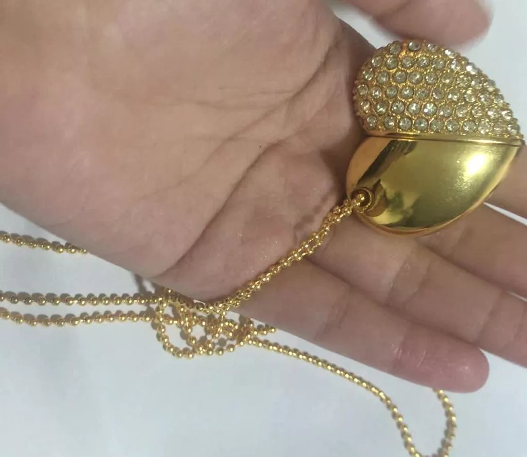 فلش مموری طرح قلب مدل UJ-004 ظرفیت 32 گیگابایت