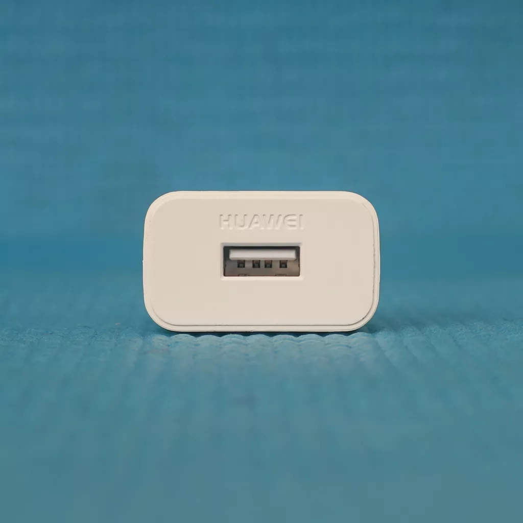 شارژر دیواری  مدل HW-050200E01 به همراه کابل تبدیل microUSB