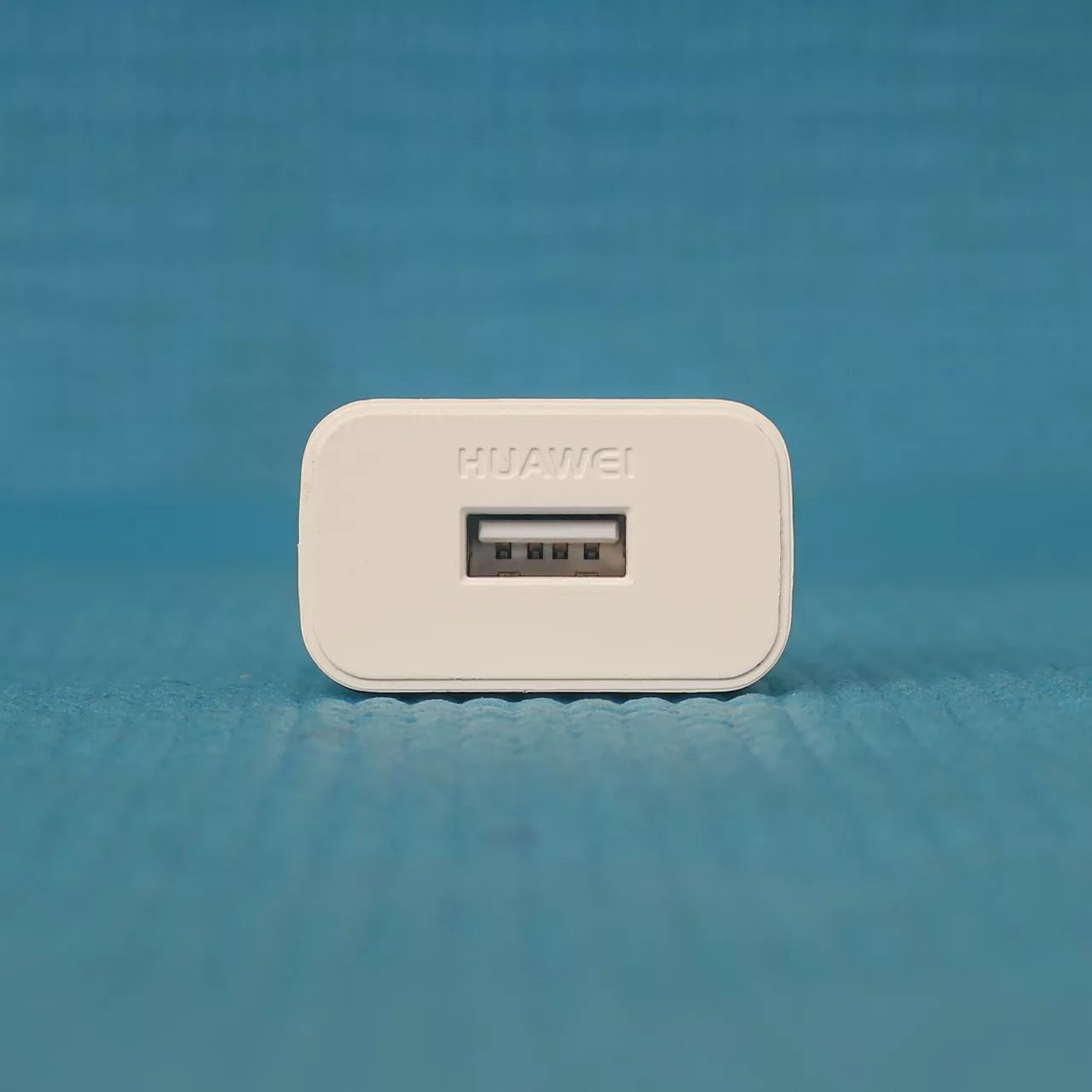 شارژر دیواری  مدل HW-050200E01 به همراه کابل تبدیل microUSB