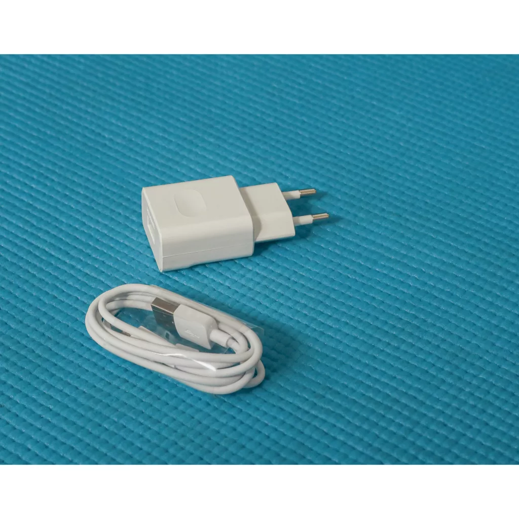 شارژر دیواری  مدل HW-050200E01 به همراه کابل تبدیل microUSB