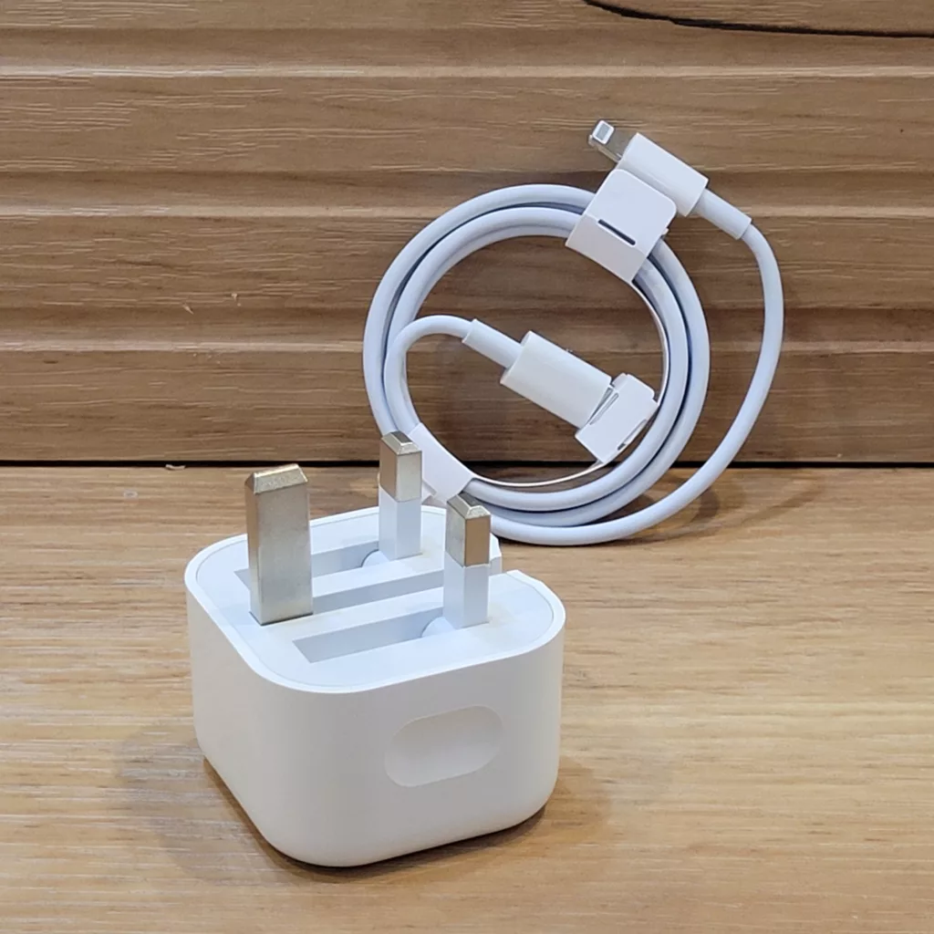 شارژر دیواری  20 وات مدل ZP/A به همراه کابل شارژ  USB-C به  Lightning