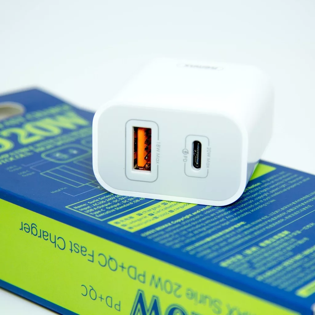 شارژر دیواری ریمکس مدل RP-U68