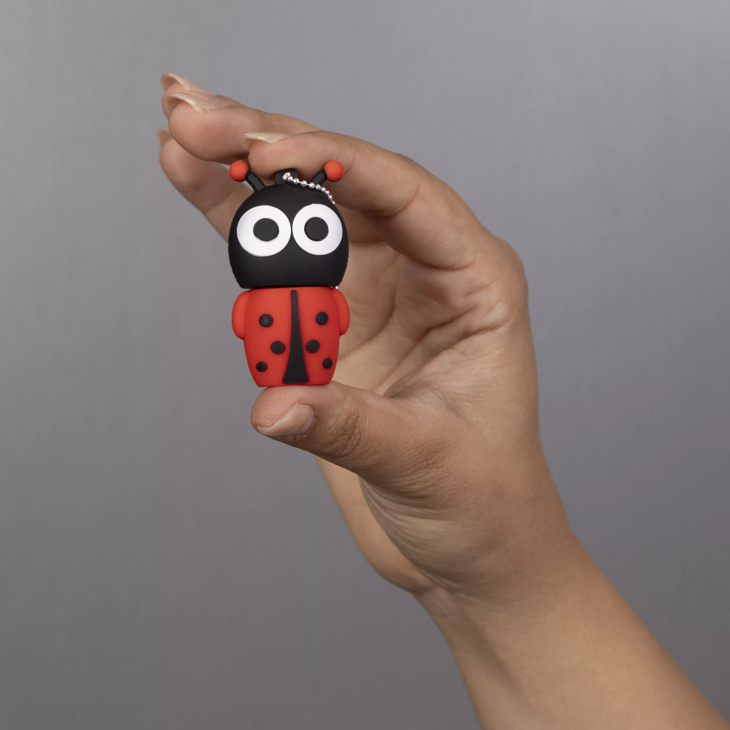 فلش مموری مدل کفشدوزک ایستاده ظرفیت هشت گیگابایت