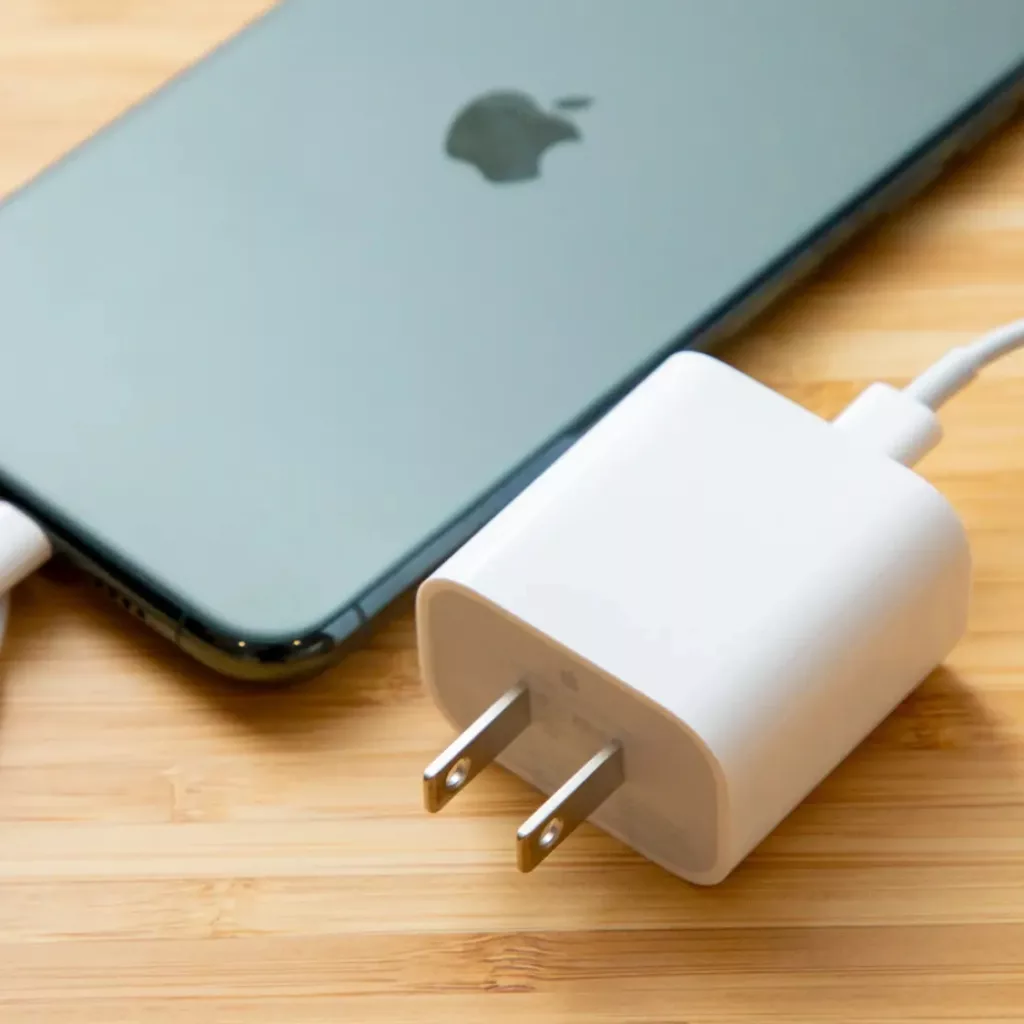 شارژر دیواری 20 وات مدل IPHONE 14 PRO MAXX به همراه کابل لایتنینگ