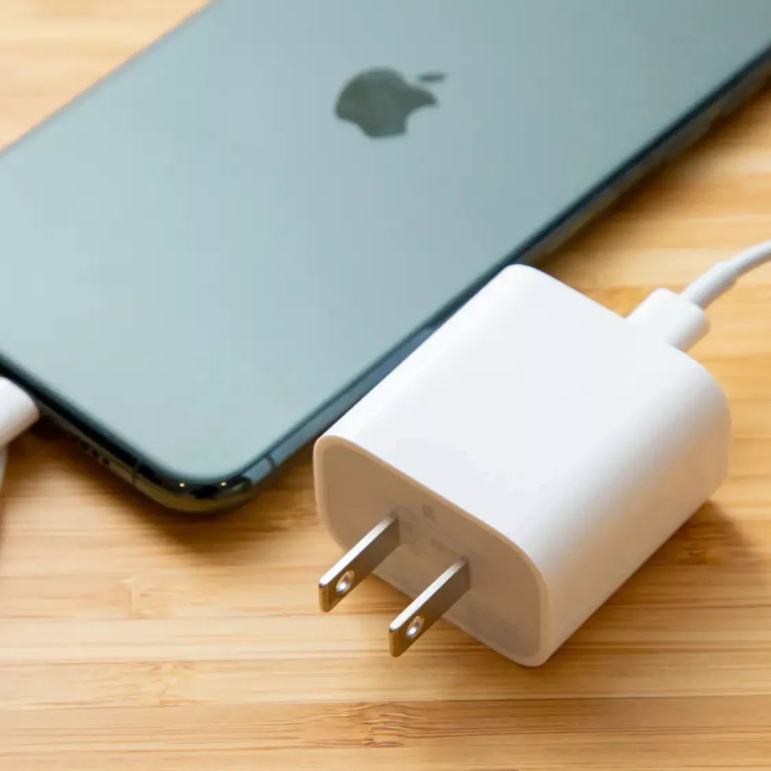 شارژر دیواری 20 وات مدل IPHONE 14 PRO MAXX به همراه کابل لایتنینگ