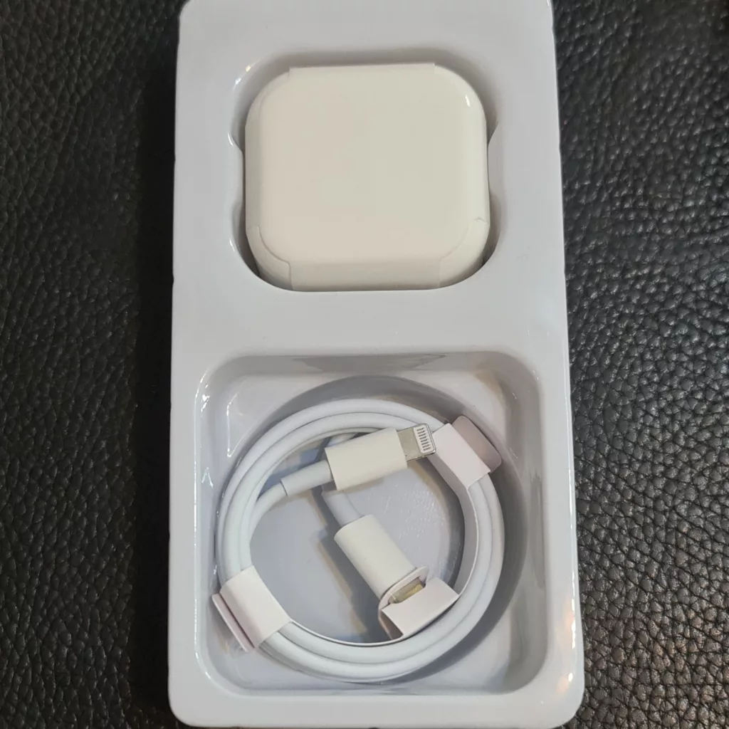 شارژر دیواری 20 وات مدل 14 PRO MAX به همراه کابل تبدیل لایتنینگ