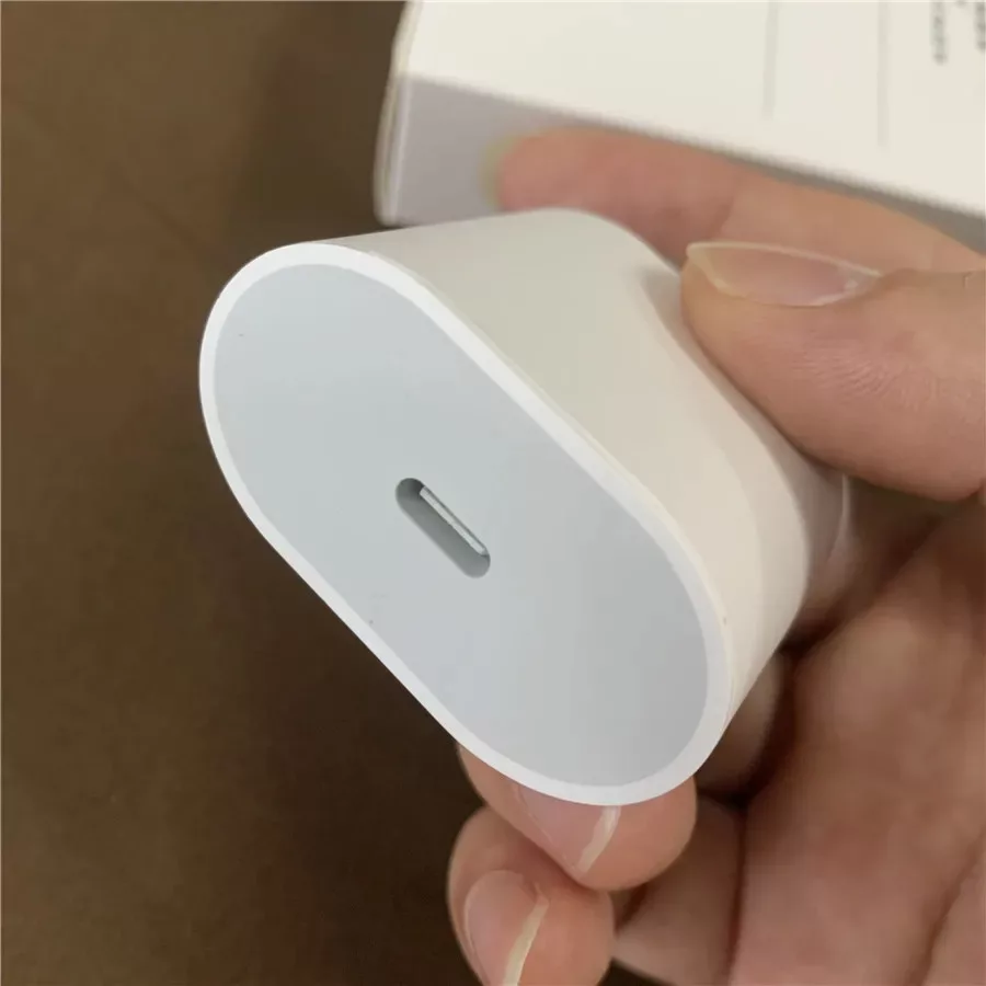 شارژر دیواری ۲۰ وات مدل USB-C به همراه کابل لایتنینگ