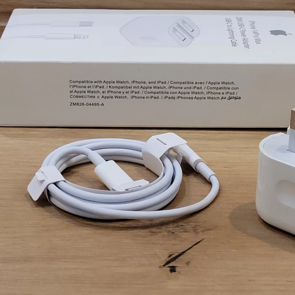 شارژر دیواری  20 وات مدل ZP/A به همراه کابل شارژ  USB-C به  Lightning