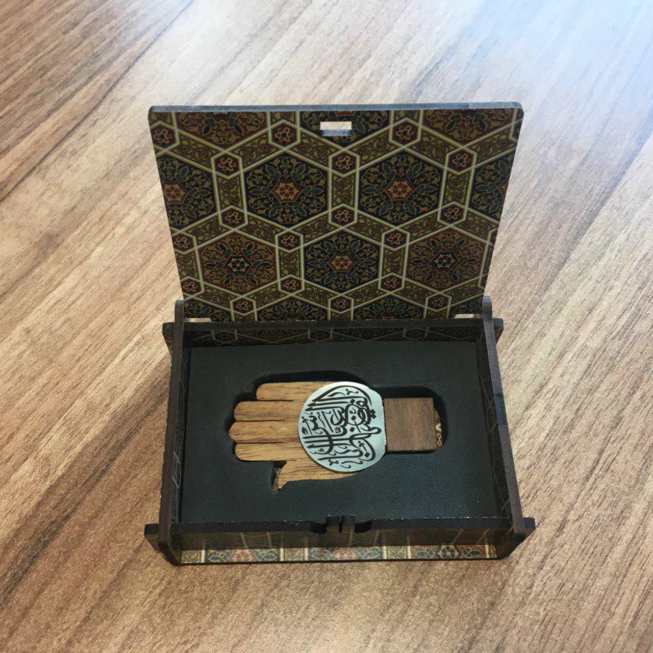 فلش مموری طرح دست مدل moh02 ظرفیت 16 گیگابایت