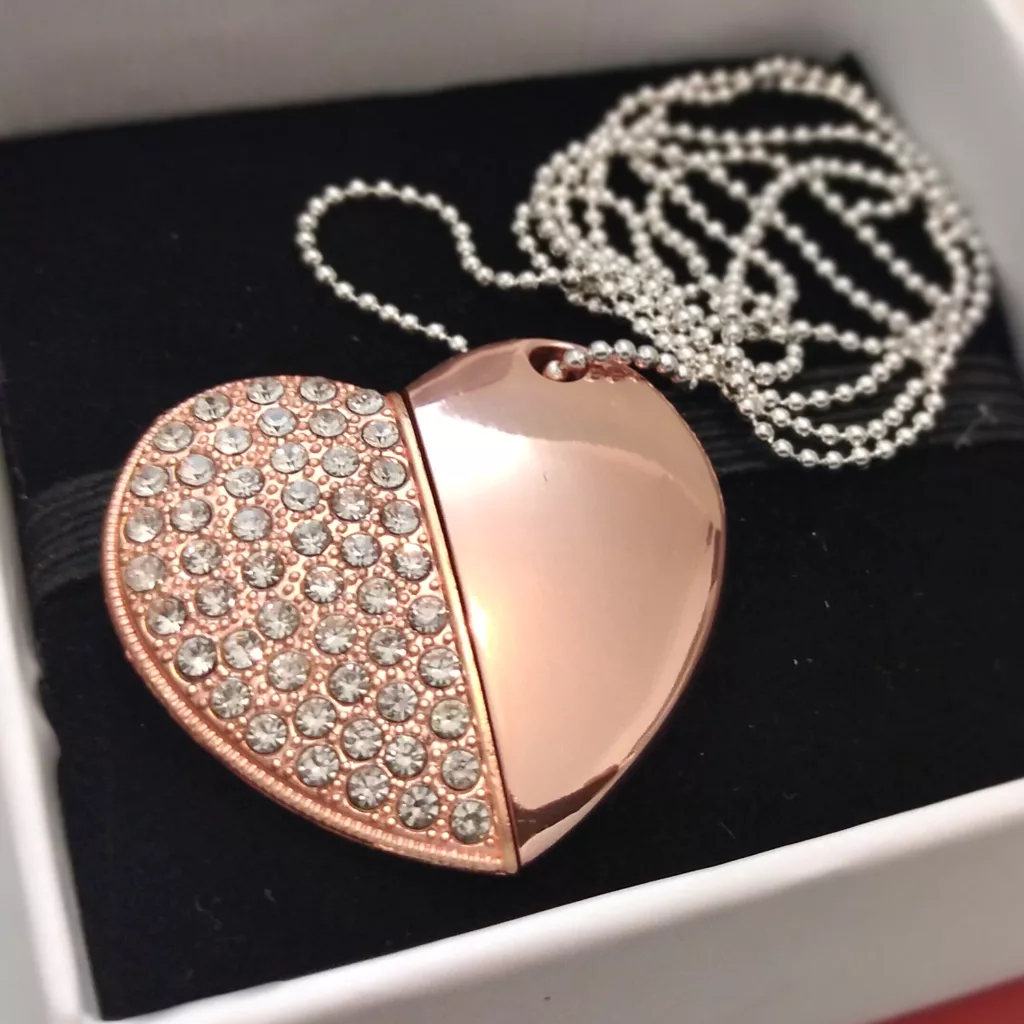 فلش مموری پرلیت یو اس بی طرح قلب مدل UJ-06-U.3 ظرفیت 32 گیگابایت