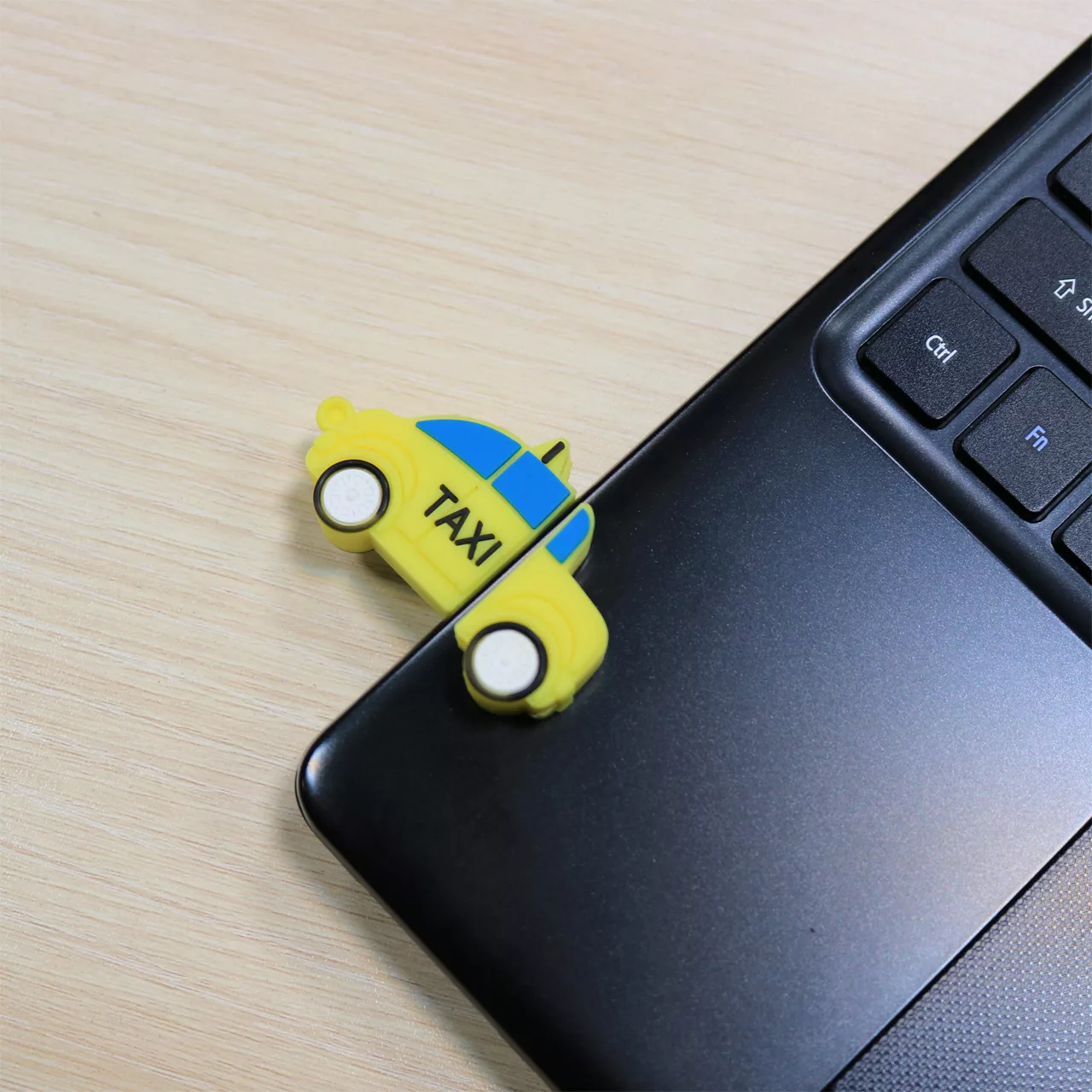 فلش مموری طرح تاکسی مدل Ul-Taxi ظرفیت 16 گیگابایت