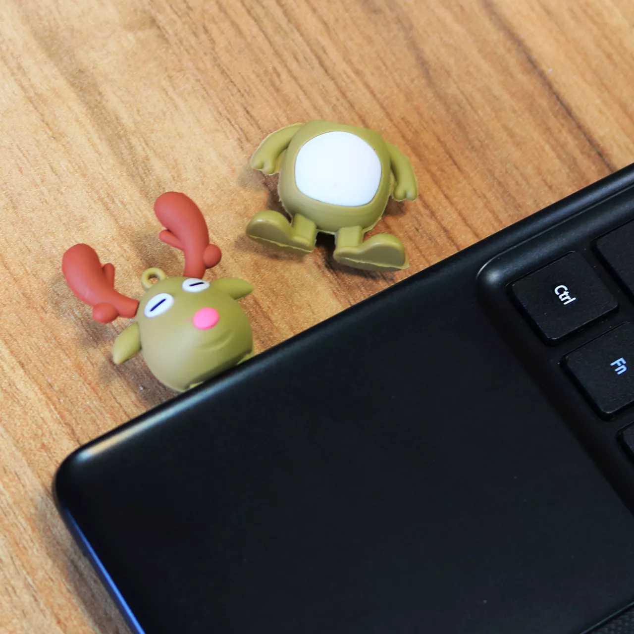 فلش مموری طرح گوزن اسون مدل Ul-Sven ظرفیت 16 گیگابایت