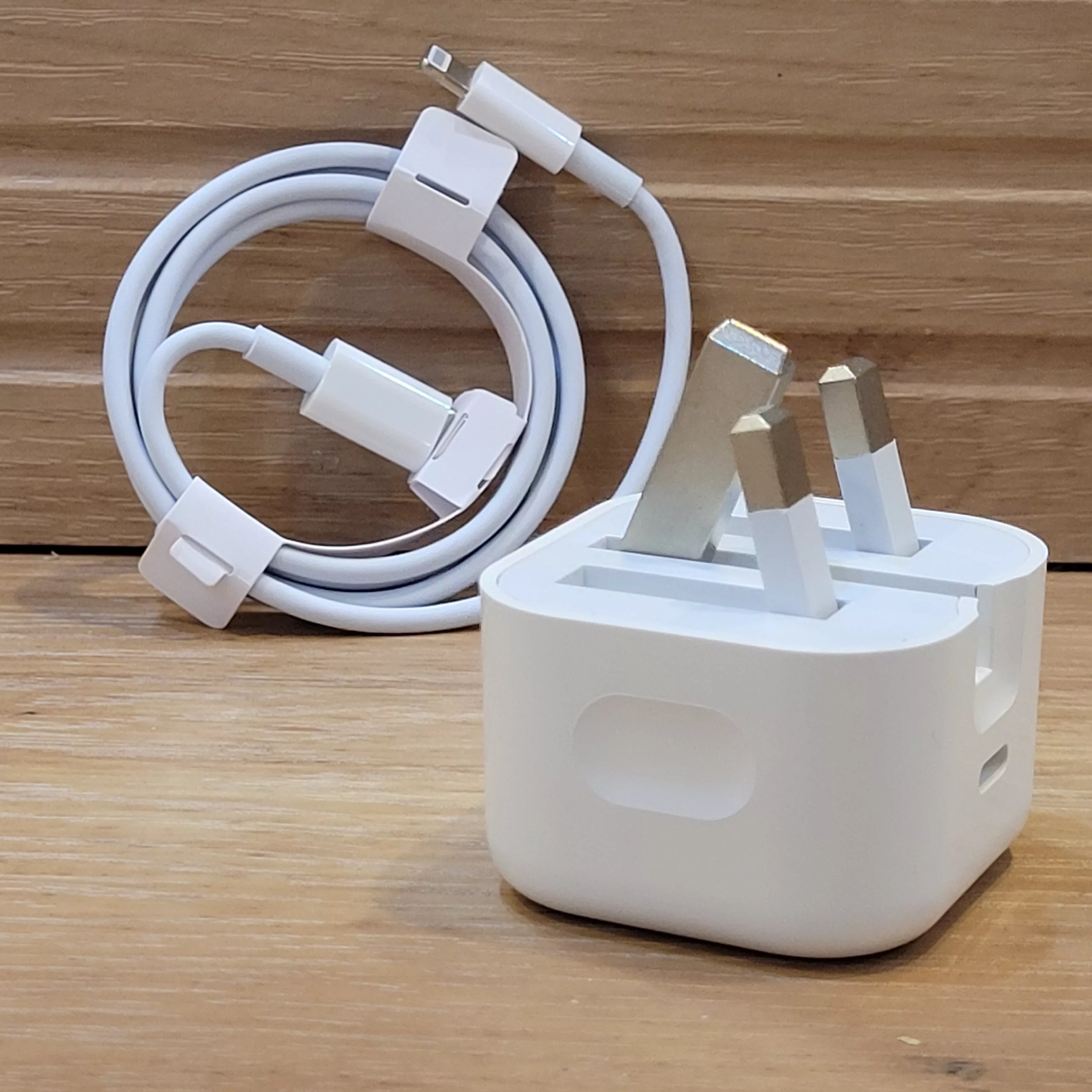 شارژر دیواری  20 وات مدل ZP/A به همراه کابل شارژ  USB-C به  Lightning