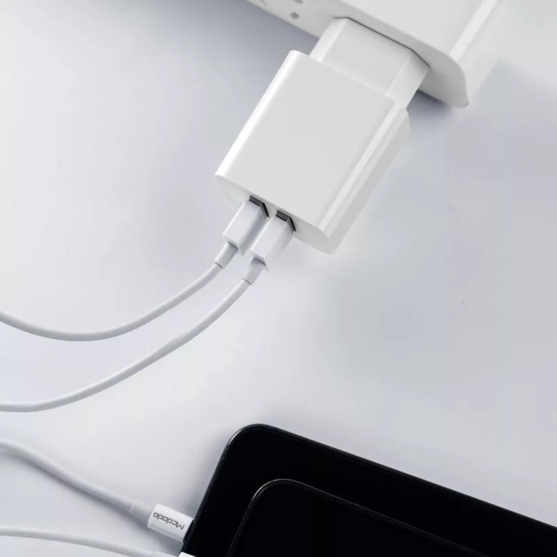 شارژر دیواری مک دودو مدل CH-6721 به همراه کابل تبدیل USB-C