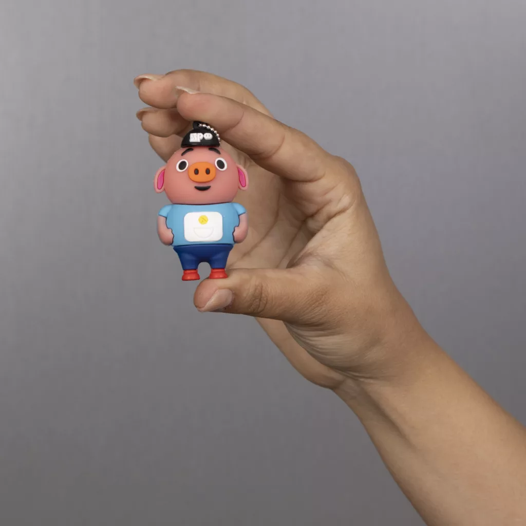 فلش مموری مدل خوک با لباس ورزشی آبی ظرفیت 128 گیگابایت