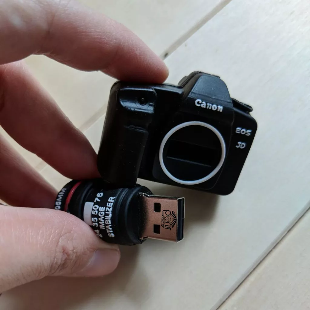 فلش مموری پرلیت یو اس بی طرح دوربین عکاسی مدل P1-U3 ظرفیت 128 گیگابایت