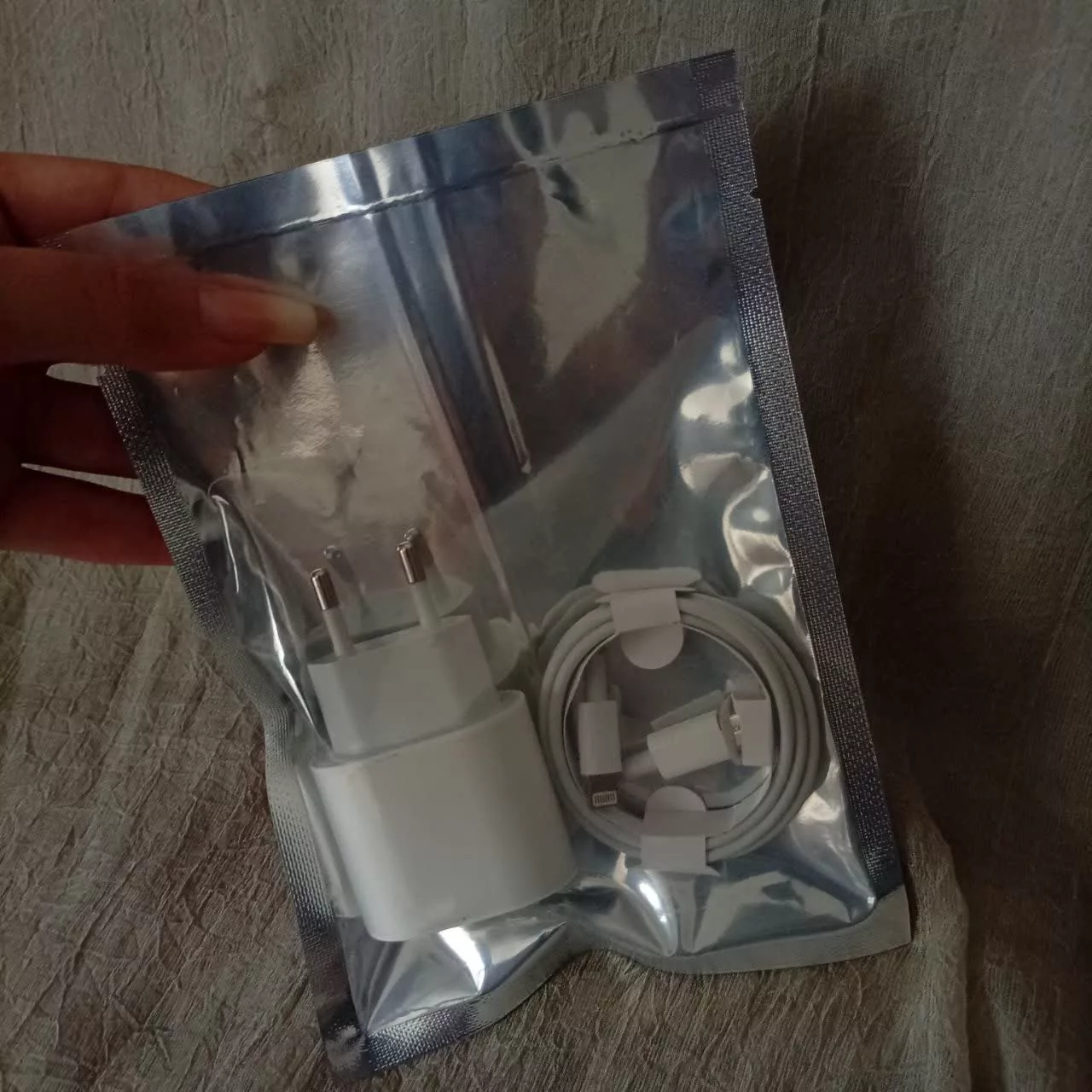 شارژر دیواری 20 وات مدل MAX به همراه کابل لایتنینگ