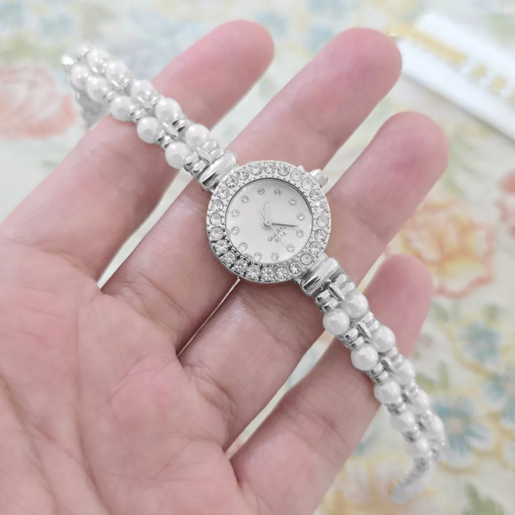 ساعت مچی عقربه‌ای کوارتز زنانه مدل لوکس بند دستبندی مرواریدی قاب دور نگین کد ۱.۸