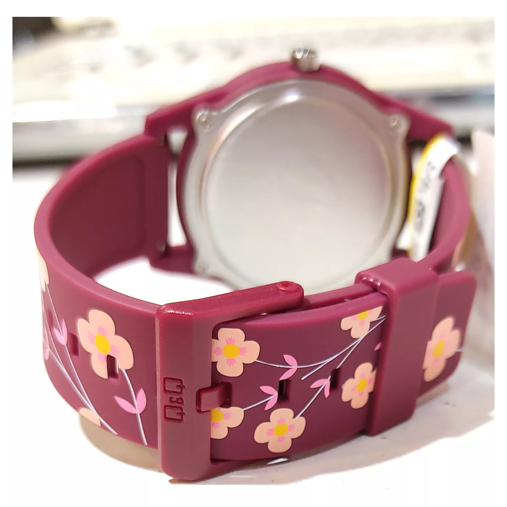 ساعت مچی عقربه ای زنانه کیو اند کیو مدل V08A-002VY