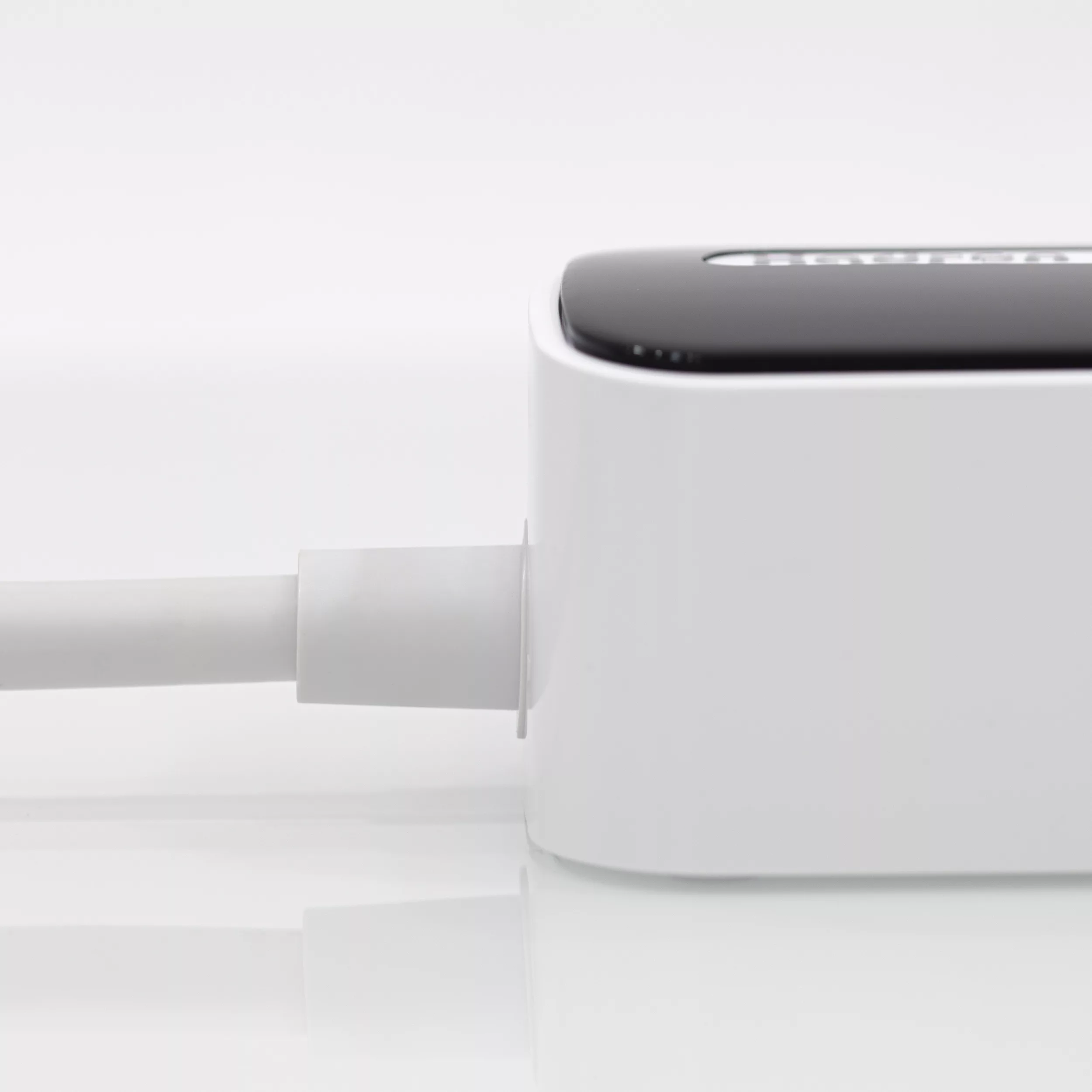 محافظ ولتاژ هارمونیک هادرون مدل P244