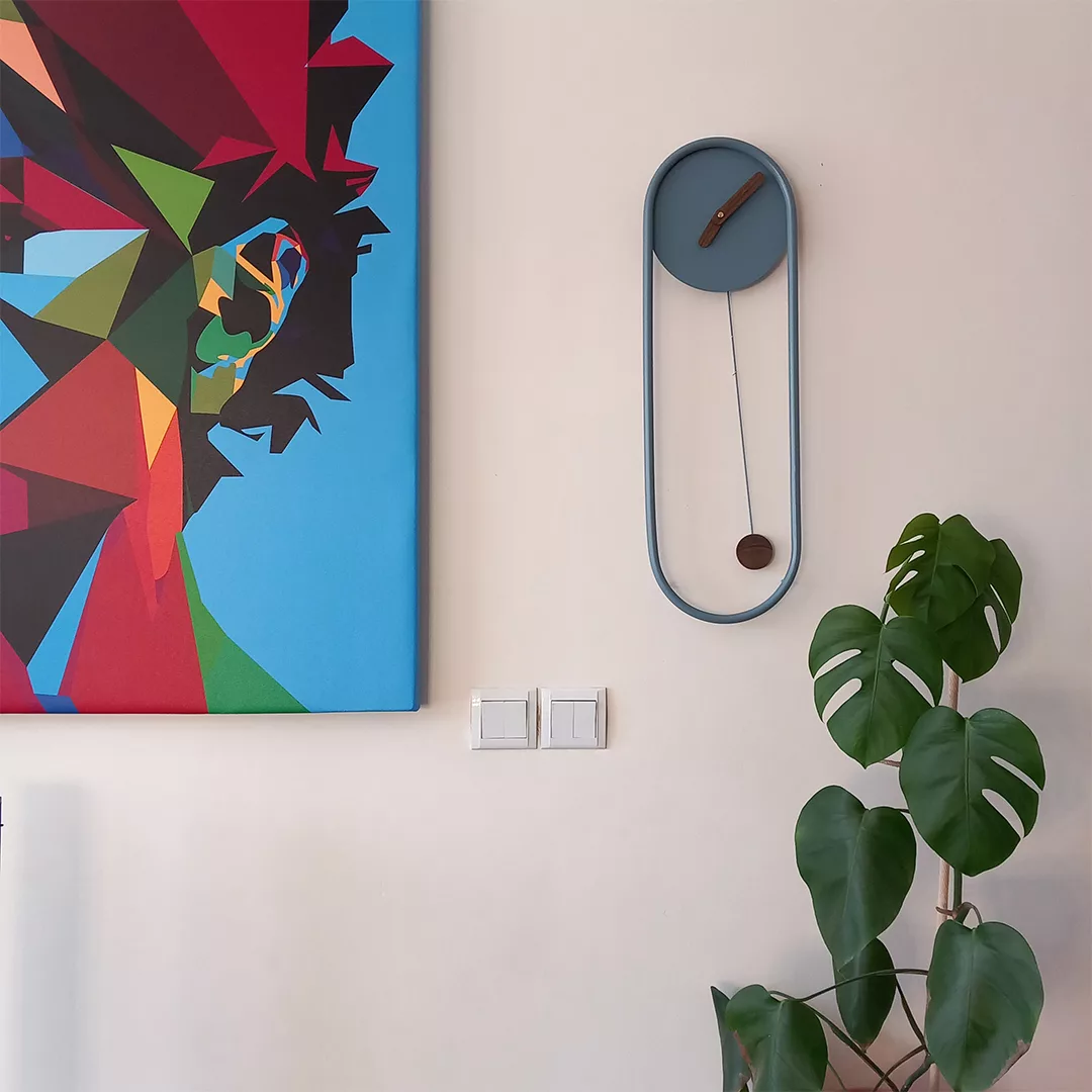 ساعت دیواری طرح پاندول دار فلزی مدل ارغوان