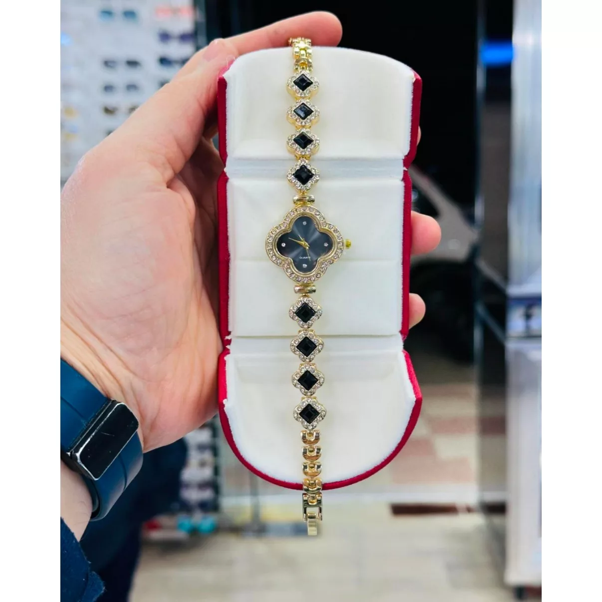 ساعت مچی عقربه ای زنانه مدل دستبندی نگین دار