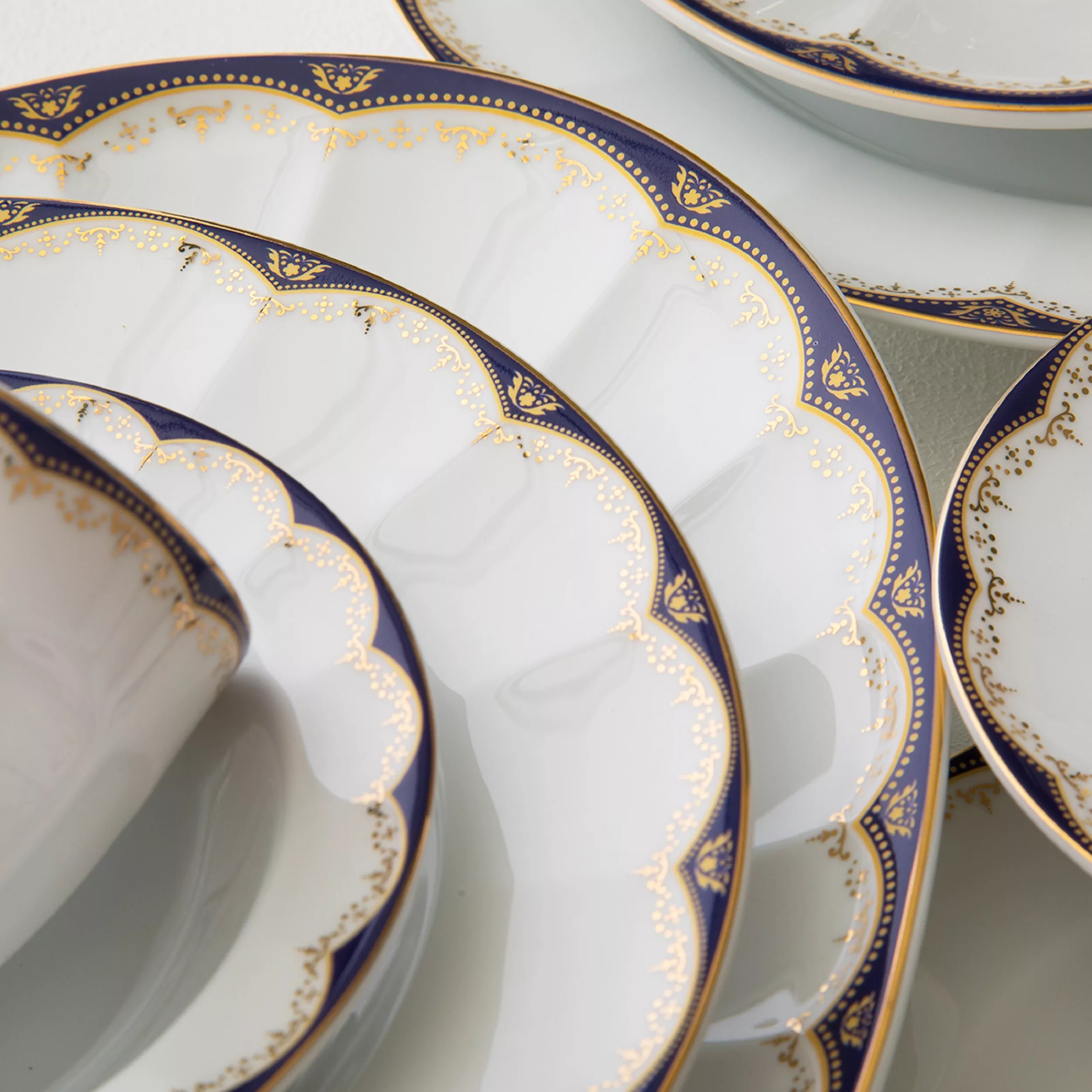 سرویس غذاخوری 29 پارچه چینی زرین ایران مدل نئوکلاسیک النور درجه عالی