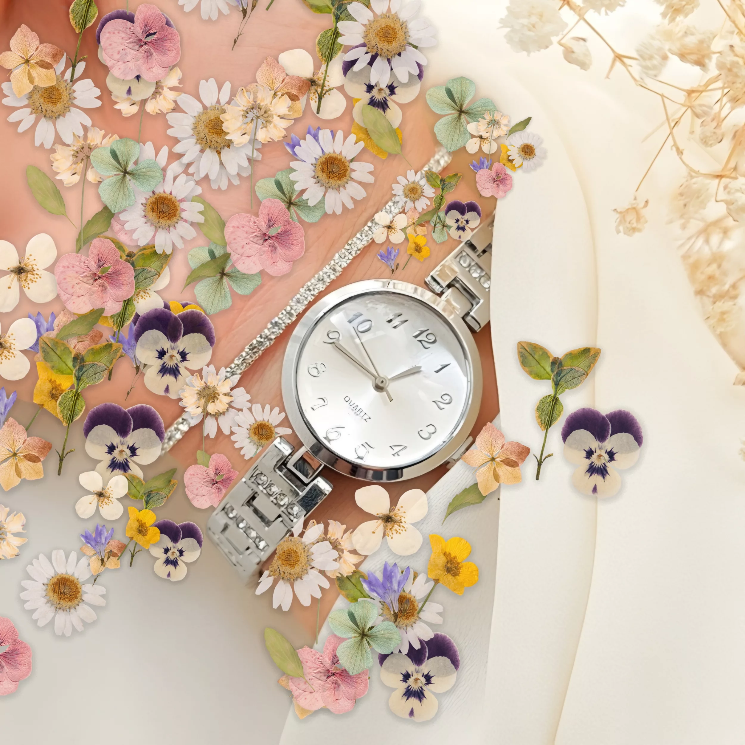 ساعت مچی عقربه‌ای کوارتز زنانه مدل کلاسیک بند نگین دار دستبندی کد ۱.۴