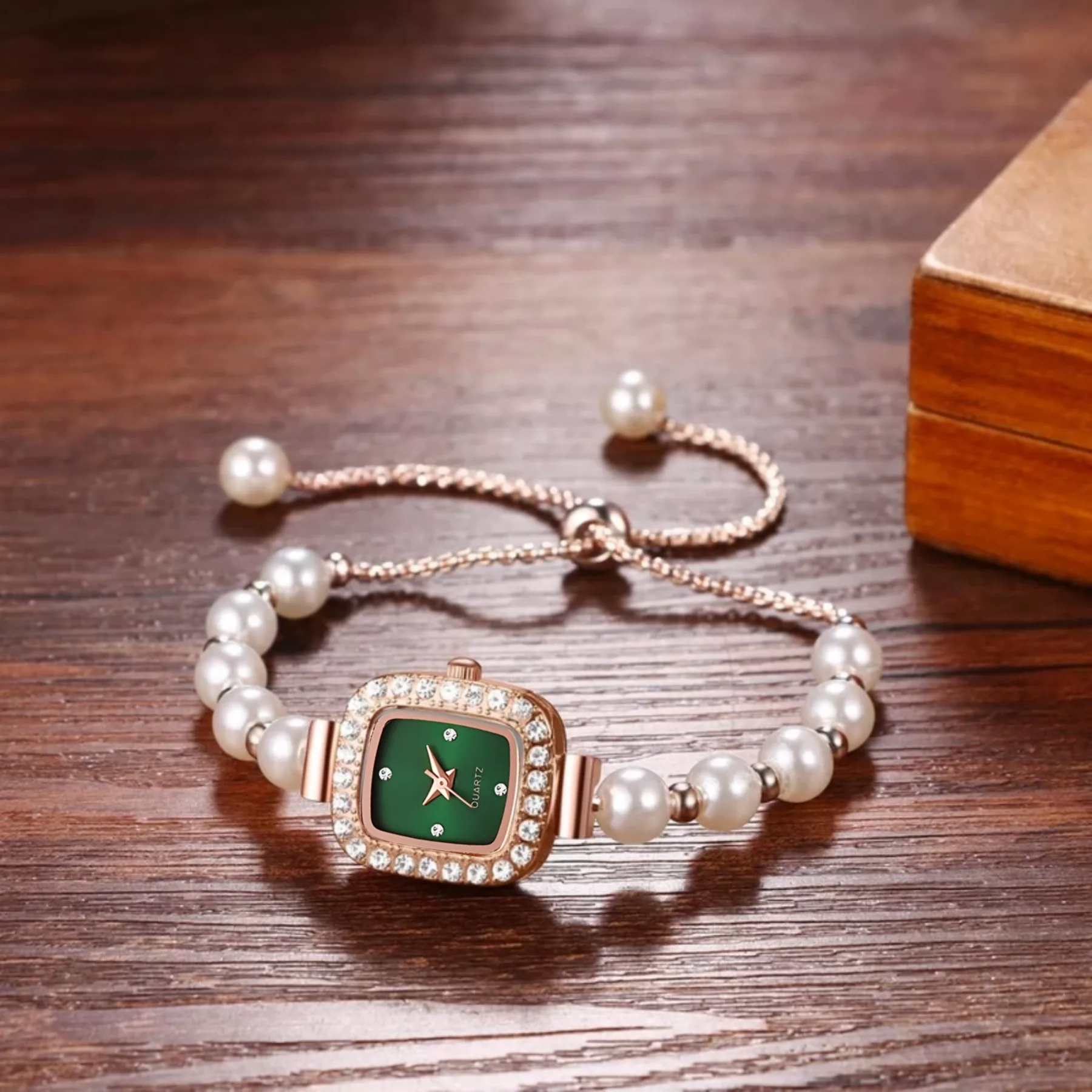 ساعت مچی عقربه‌ای کوارتز زنانه مدل مینیمال لوکس بند دستبندی مرواریدی قفل کرواتی کد ۷