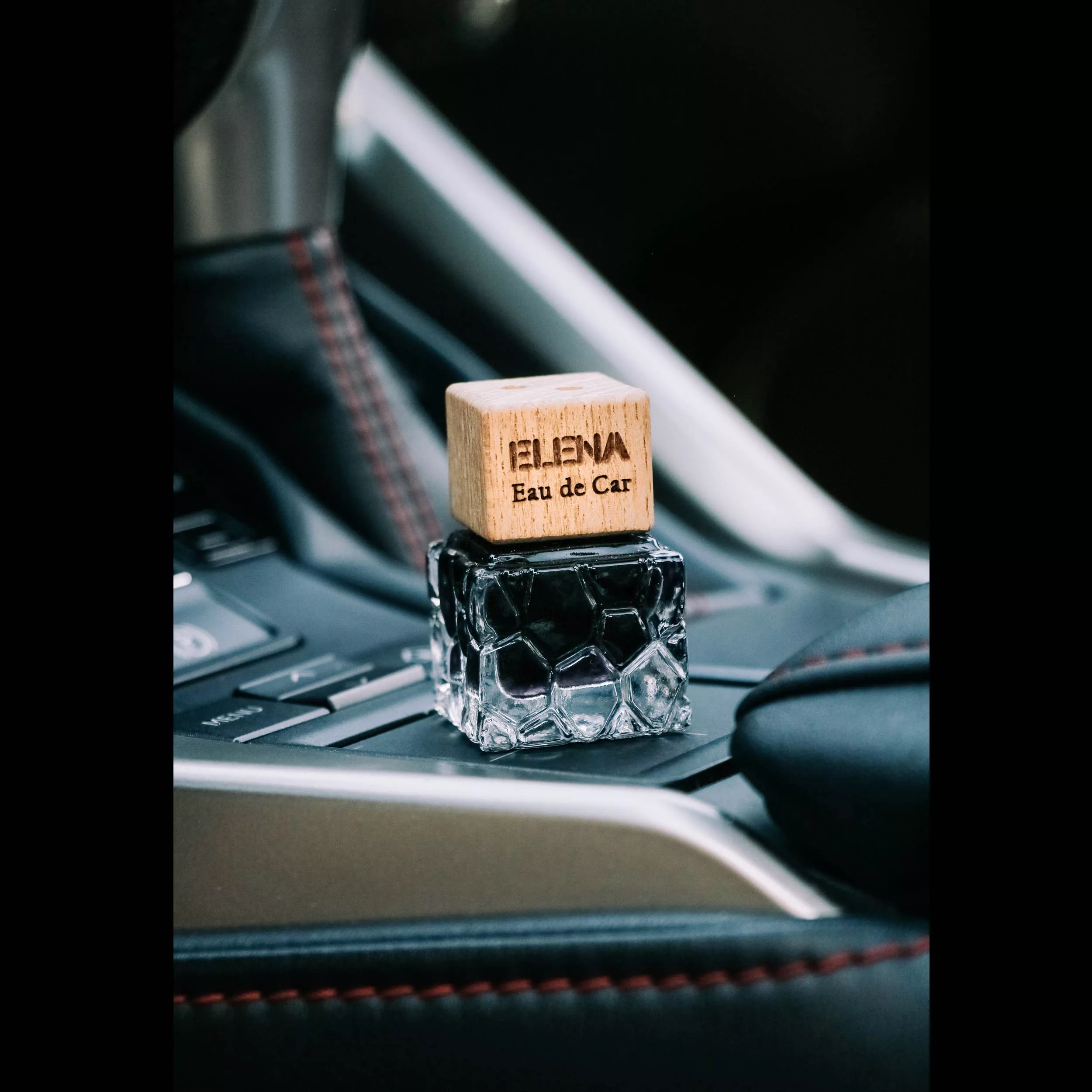 خوشبو کننده شیشه ای خودرو شمع النا مدل الماس سیاه حجم 8 میلی لیتر