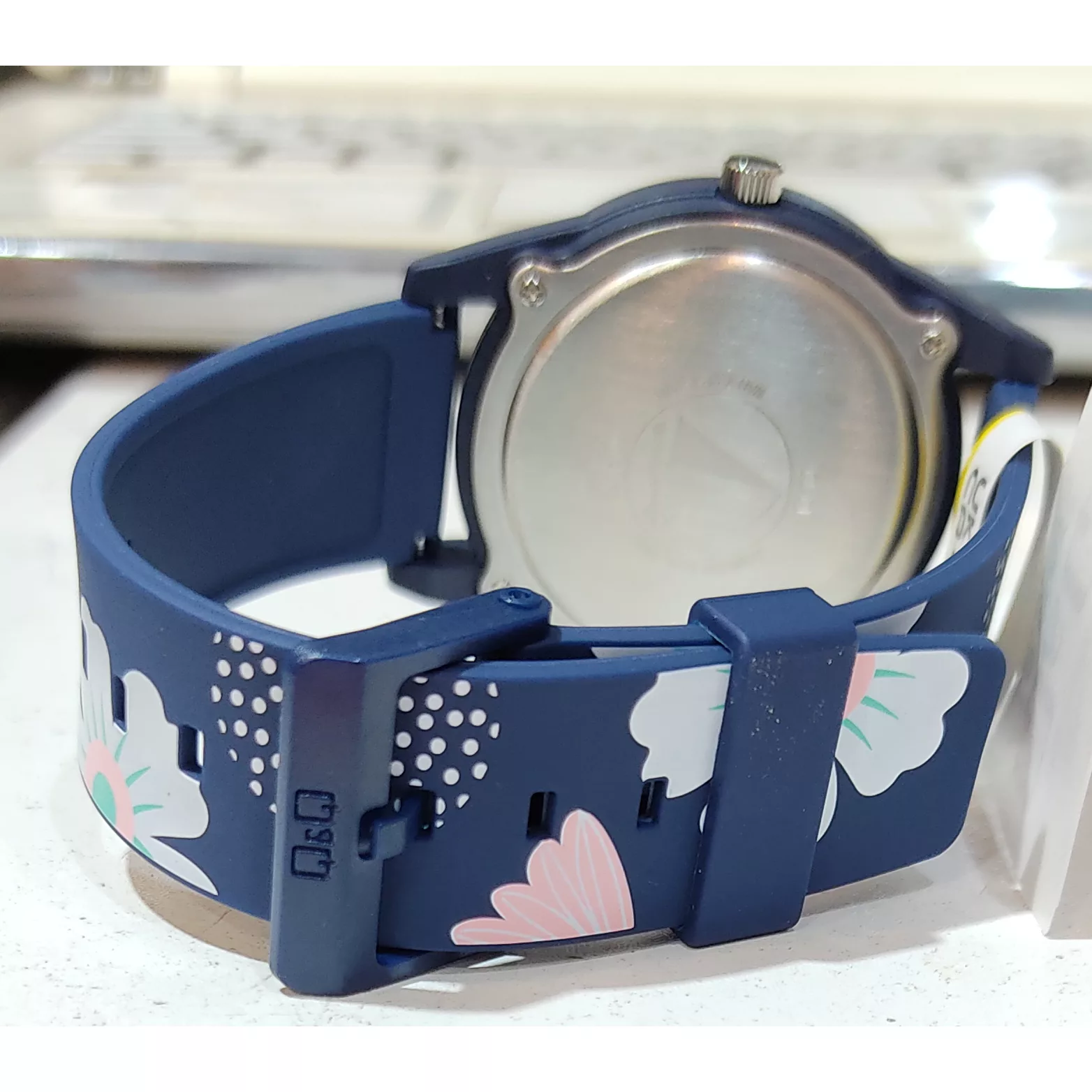 ساعت مچی عقربه ای زنانه کیو اند کیو مدل V08A-003VY