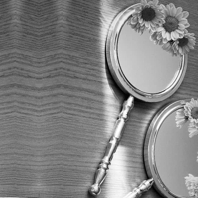 آینه آرایشی دسته‌دار مدل mirror3639